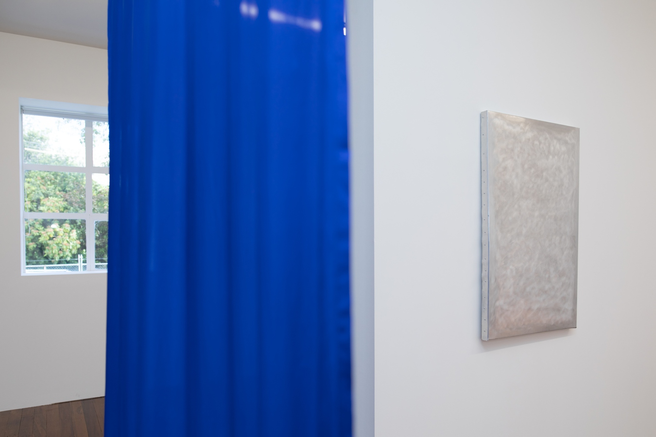 Image: World made of steel, made of stone (installation view with work by Isabel Wadeson-Lee, left and Jo Jelicich, right), 2021. Photo: Janneth Gil.